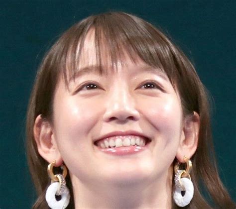 吉岡里帆 ティーフ|吉岡里帆、頭にツノ生やした“尖りまくり”の攻めた和装に「良さ。